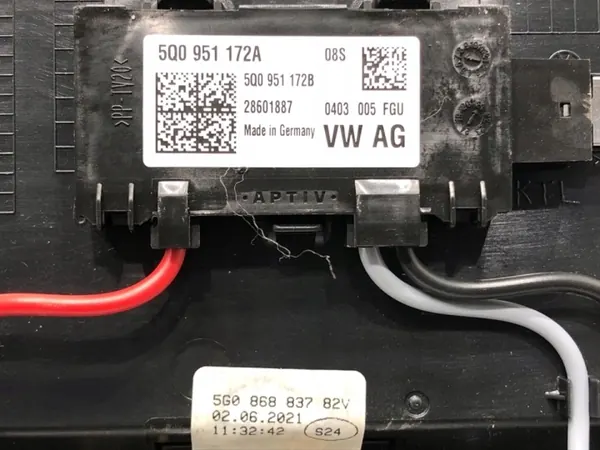 Brillenetui OEM 5G0868837 mit SOS-Taste image 4