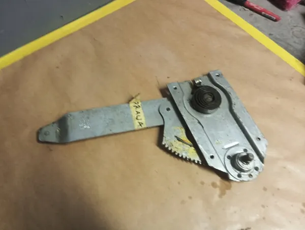 Opel Commodore A Coupe Achterruitheffer Rechts OEM 8941812 image 2