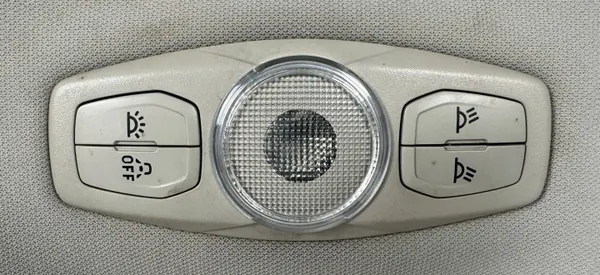 PODSUFITKA MONDEO MK4 HB - Plafonnier avec Éclairage image 5