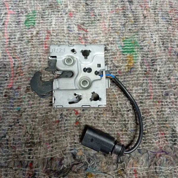 Verrou de capot OEM 5E3823509A pour Skoda Octavia IV image 2