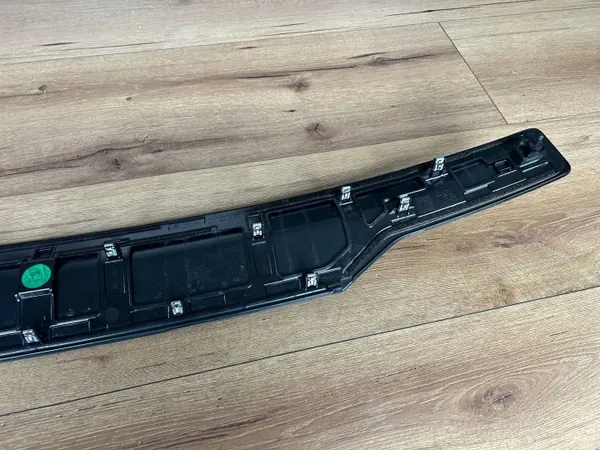 Polestar 2 Moldura Porta-Malas Traseiro OEM 32259054 image 4