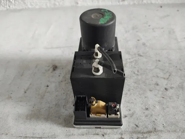 Pompe de verrouillage central Audi OEM 8L0862257E - Occasion image 4
