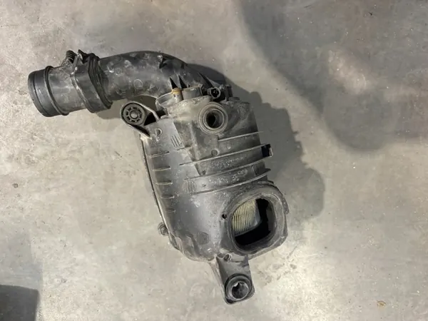 VW CADDY III 2.0 SDI Ilmansuodattimen Kotelo Resonatori image 4