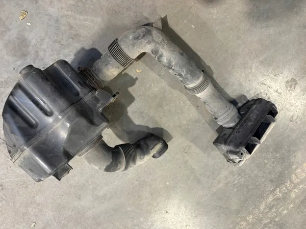 VW CADDY III 2.0 SDI Ilmansuodattimen Kotelo Resonatori image 6