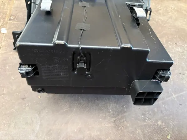 Hyundai IONIQ 5 Passagerarhandskfack OEM 84501-GI000 image 3