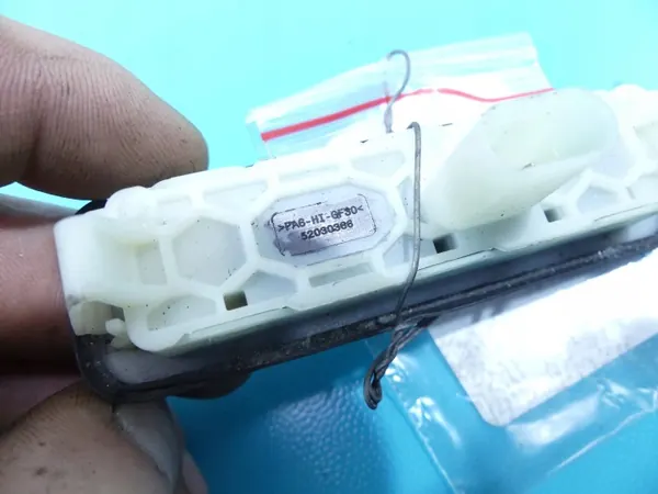Tirador de portón OEM 52030366 para Jeep Renegade image 4