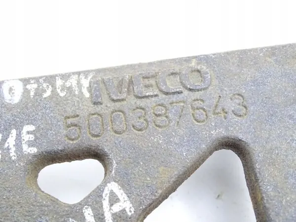 Support compresseur clim OEM 500387643 pour Iveco Eurocargo image 3
