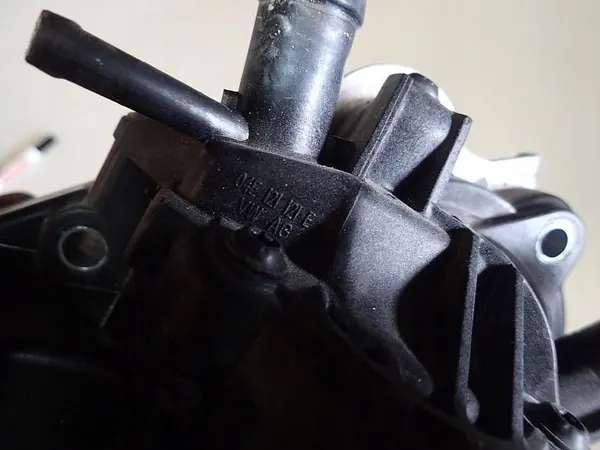 VW AUDI SKODA TSI Vattenpump 04E121121A image 4