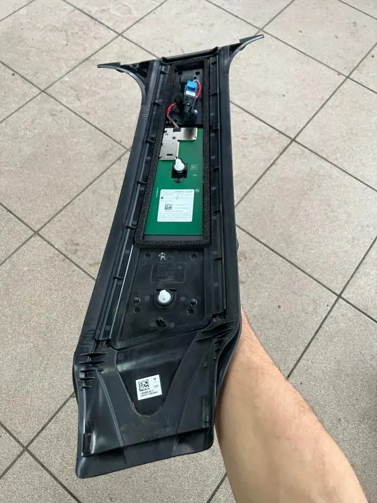 Cubierta Cámara Pilar B Tesla Model Y OEM 1506886-00-H image 3