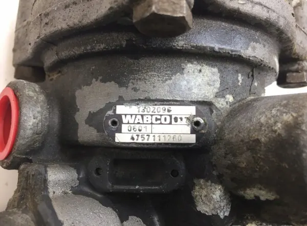 Válvula relé DAF OEM 1302096 - Estado usado image 4