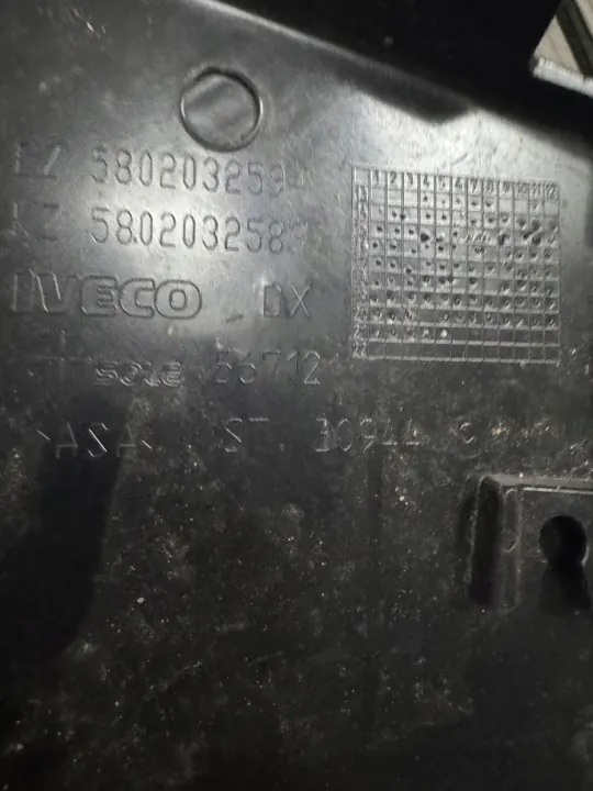 Cache de pilier de rétroviseur droit OEM 5802032583 Iveco image 7
