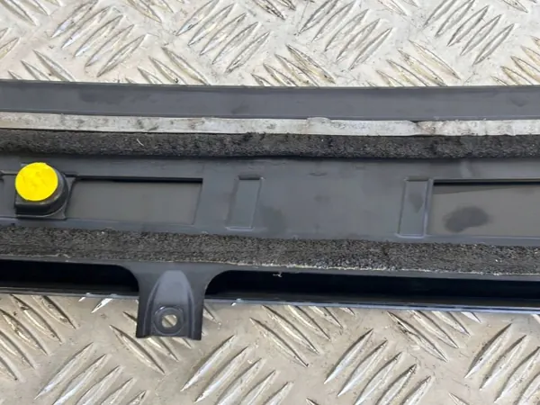 Garniture vitre arrière gauche Tesla Model X OEM 104135700C image 6