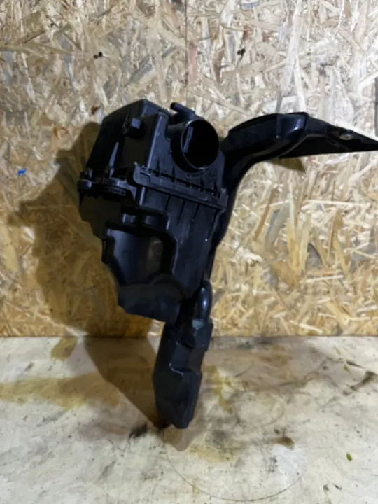 Mazda OE PY1A-13-3AY Carcasa de Filtro de Aire image 2