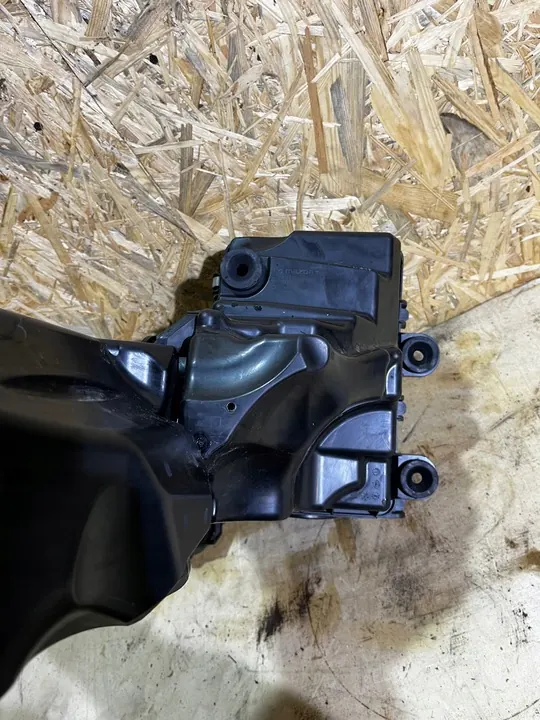 Mazda OE PY1A-13-3AY Carcasa de Filtro de Aire image 3