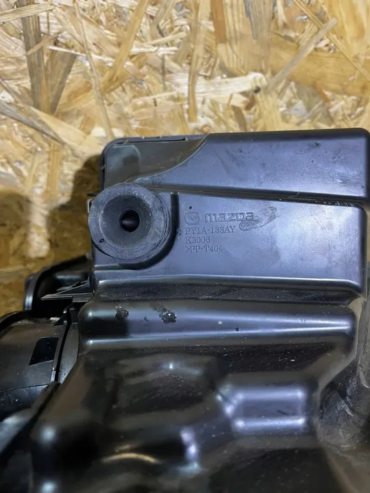 Mazda OE PY1A-13-3AY Carcasa de Filtro de Aire image 4