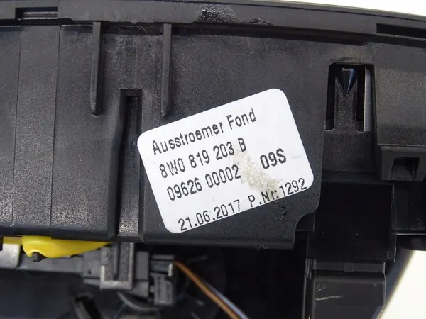 Audi A4 B9 bakre tunnel ventilationsgallret OEM 8W0819203B image 8
