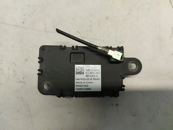 TESLA Model 3 Antennivahvistinmoduuli image 2