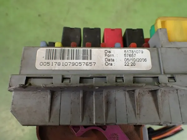 Boîte à fusibles OEM 51781079 pour FIAT STILO 1.6 2006 image 5