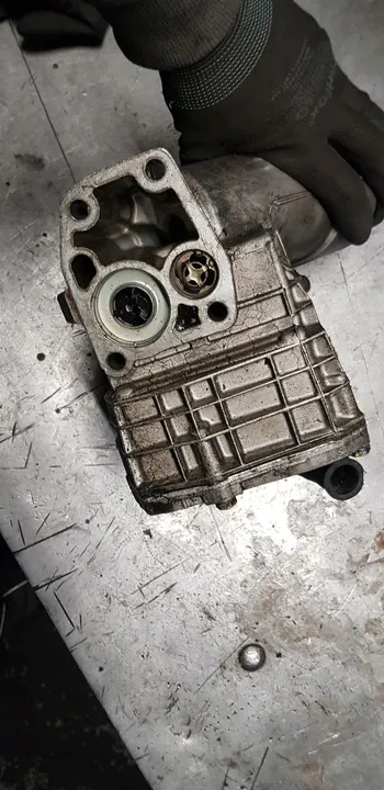 Oljekylarefilterhus Mercedes W124 M104 image 3