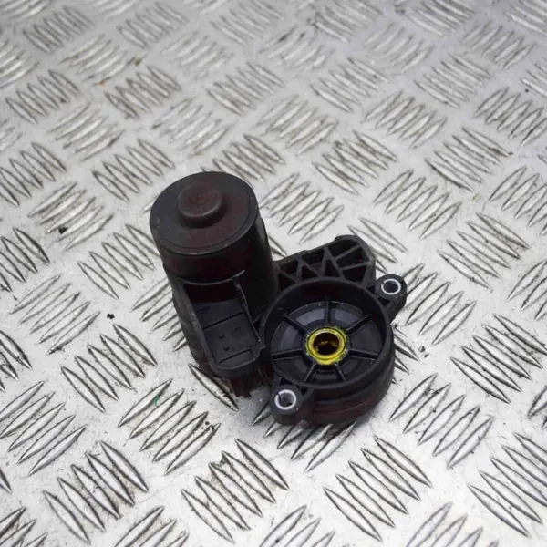 Höger bak handbromsmotor OEM 5Q0615406 Skoda Karoq image 4