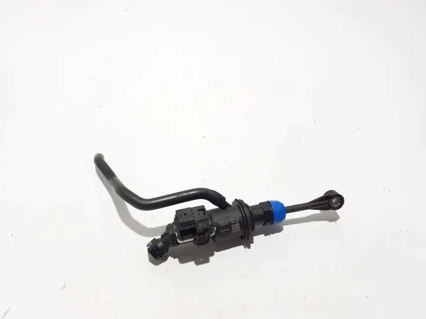 Bomba de embrague Renault OEM 306100482R - Usado image 2