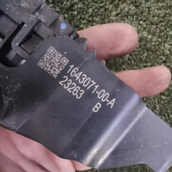 Motor de Cierre del Capó Tesla Model Y OEM 1643071-00-A image 3