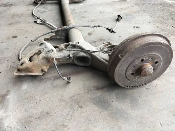 Poutre d'essieu arrière avec tambours ABS OEM Opel Corsa D image 3