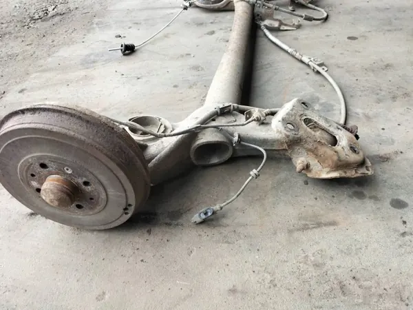 Poutre d'essieu arrière avec tambours ABS OEM Opel Corsa D image 4