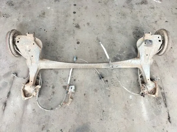 Poutre d'essieu arrière avec tambours ABS OEM Opel Corsa D image 5