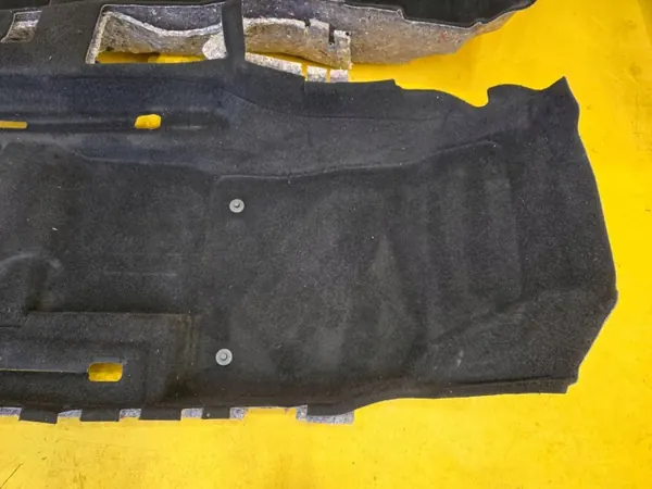 Tapete Audi A1 OEM 82A863919 - Estado usado image 6