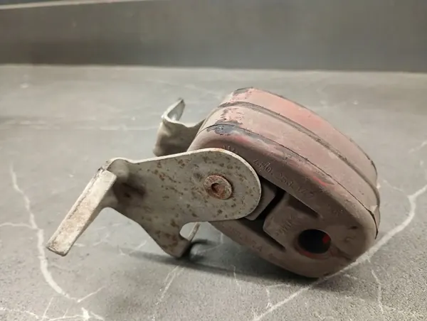 Suporte de escape AUDI A6 C6 2.7TDI AVANT 4F0253147A image 5