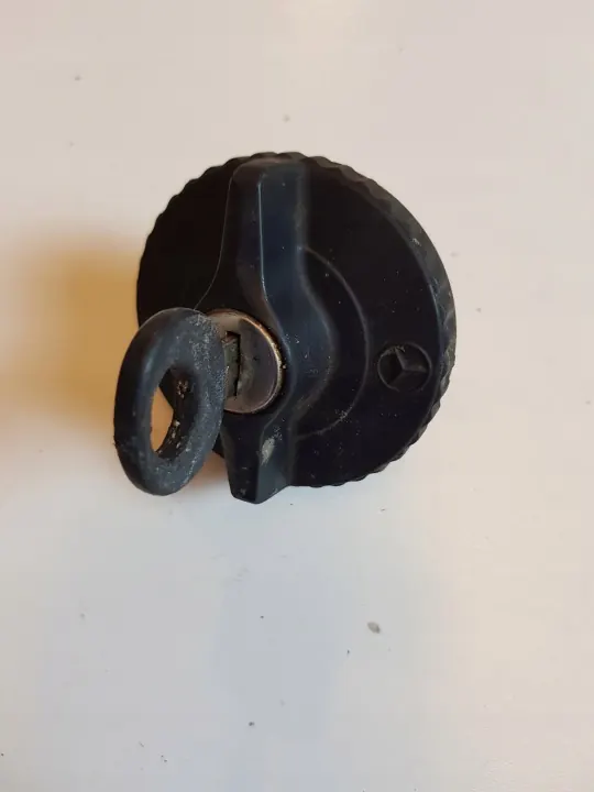 Brandstofdop met sleutel OEM Korek w123 wl Mercedes W123 image 2