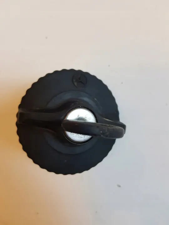 Brandstofdop met sleutel OEM Korek w123 wl Mercedes W123 image 3