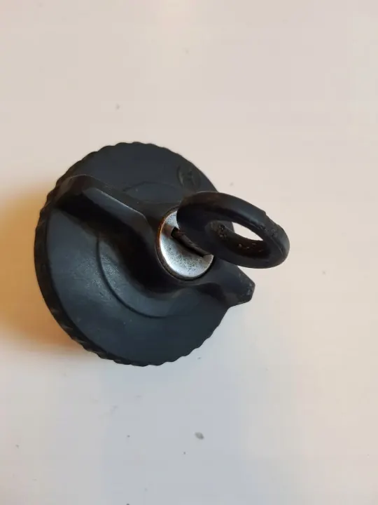 Brandstofdop met sleutel OEM Korek w123 wl Mercedes W123 image 4