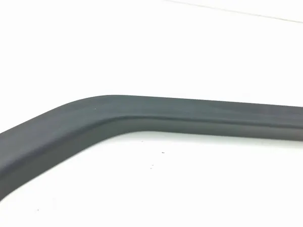 Ford Mustang Mach-E 2024 Takaikkunan lista OEM LJ8BR247B57A image 3