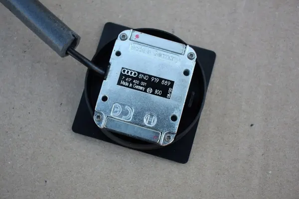 Audi GPS OEM 8N0919889 TT 8N:lle - Käytetty image 3