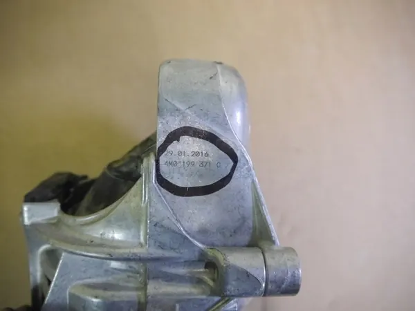 AUDI A4 A5 Q7 Moottorin Kiinnike Vasemmalle 4M0199371C image 2