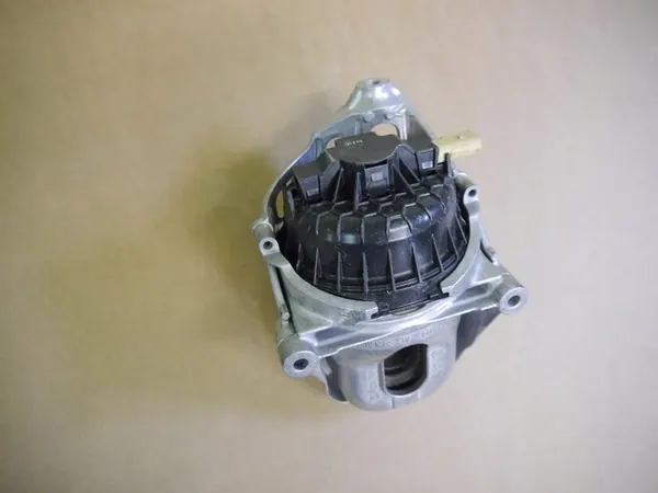 AUDI A4 A5 Q7 Moottorin Kiinnike Vasemmalle 4M0199371C image 3