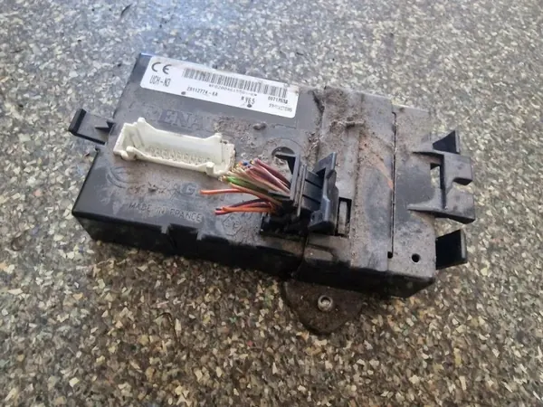 Module Confort OEM 8200461558 pour Renault Trafic II image 3