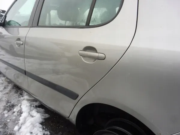Vänster bakdörr Skoda Fabia II HB 07-10 OEM 5J6833055 image 3