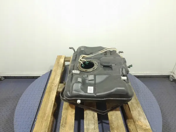 Mercedes-brandstoftank OEM A2464702701 - Gebruikt image 4