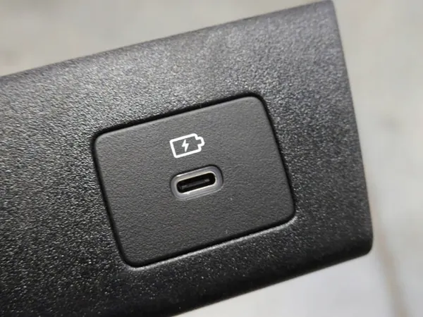 OEM 284H37767R USB C/AUX/Sytytin Hylly Dacia image 3
