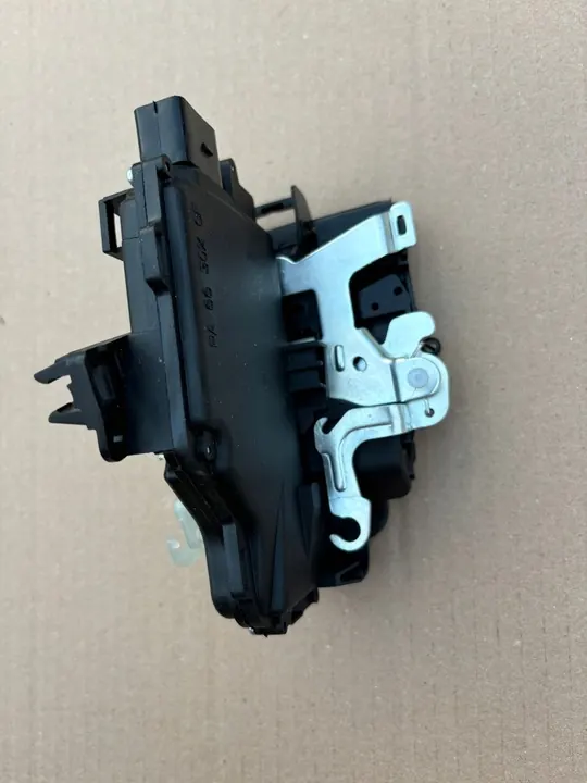 Höger Framdörrslås 9-Pin VW Golf V Tuareg Touran Octavia OEM 8N1837016 image 2
