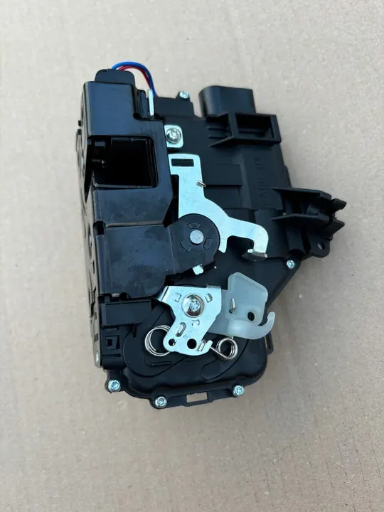 Höger Framdörrslås 9-Pin VW Golf V Tuareg Touran Octavia OEM 8N1837016 image 4