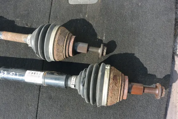 Höger drivaxel VW TIGUAN 1.4 TSI 2.0 TFSI Manuell 2WD image 2