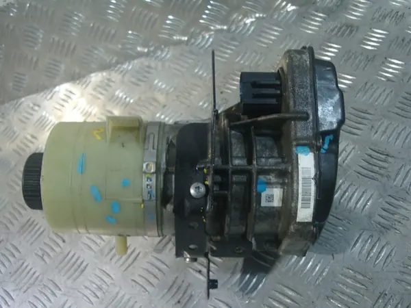 Servostyrningspump Trafic III Movano B Skadad image 3