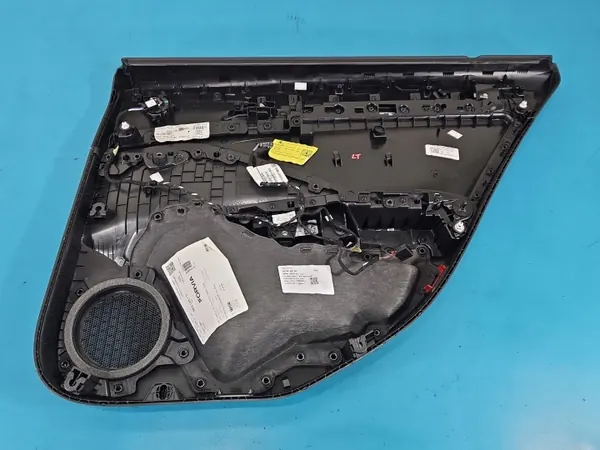 Linker Achterdeur Bekledingspaneel Skoda Superb OEM 3P0867211 image 3