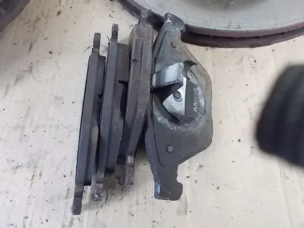 Disques et plaquettes avant OEM HGFKTYK BMW E60/E61 image 10