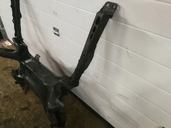 Toyota Verso 2009 Voorste hulpframe OEM AMD30793 image 4
