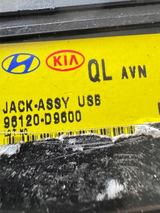 Prise USB console KIA OEM 96120-D9600 - Occasion image 3